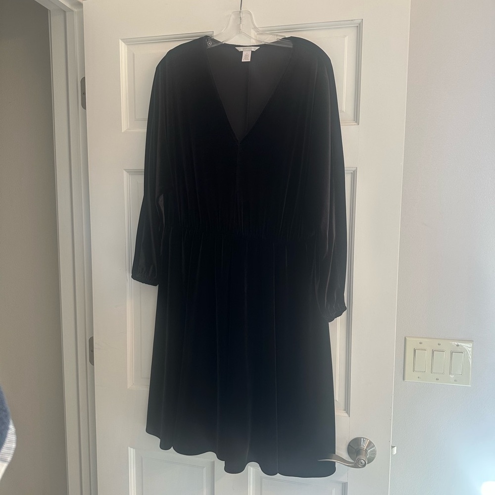 London Times Black Velvet V-Neck with 3/4 Elastic Wrist/ Knee Length Dress